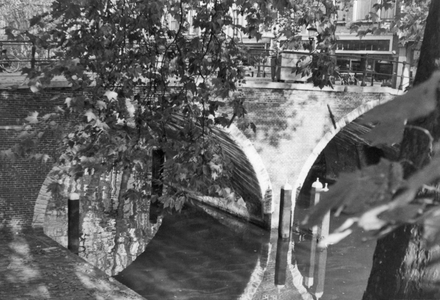 841075 Gezicht op de Weesbrug over de Oudegracht te Utrecht.